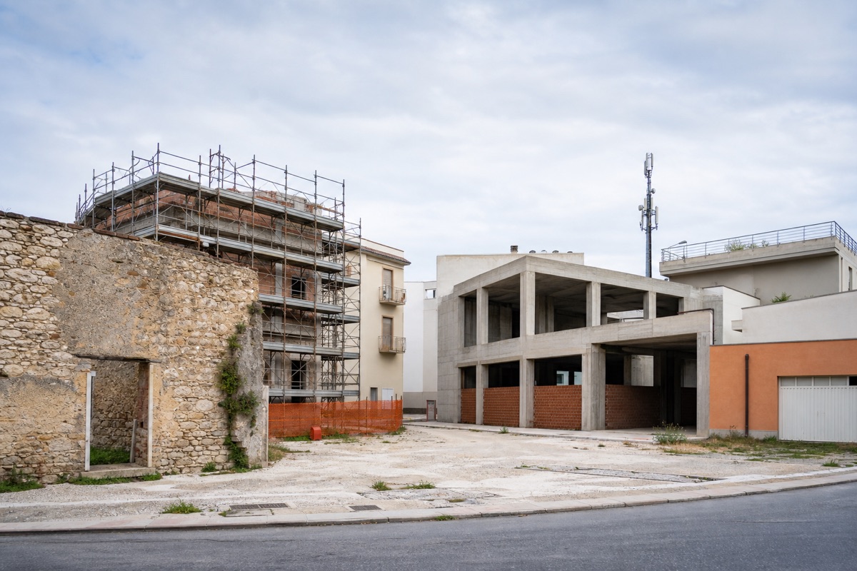 Area urbana con rudere, edificio in costruzione, terrazza e infrastruttura di comunicazione, rappresentativa del gruppo catastale F